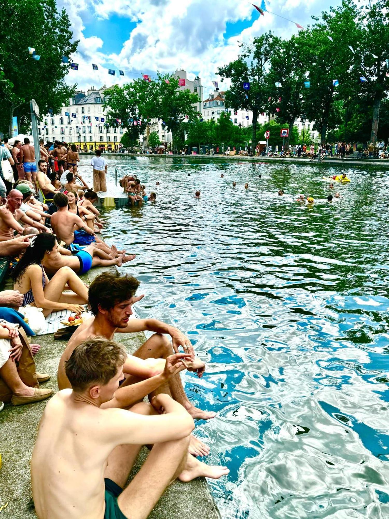 Paris, Au Bord Du Canal Saint Martin Экстерьер фото